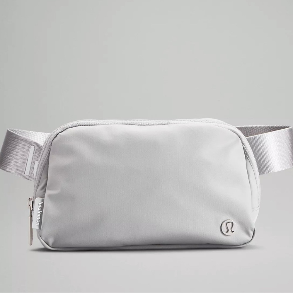 NEW LULULEMON BELT BAG SILVER DROP/WHITE